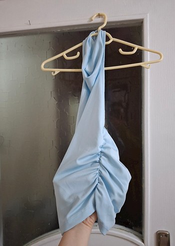 Halter Yaka Sırtı Açık Mavi Bluz - Görsel 4