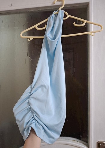 Halter Yaka Sırtı Açık Mavi Bluz - Görsel 3