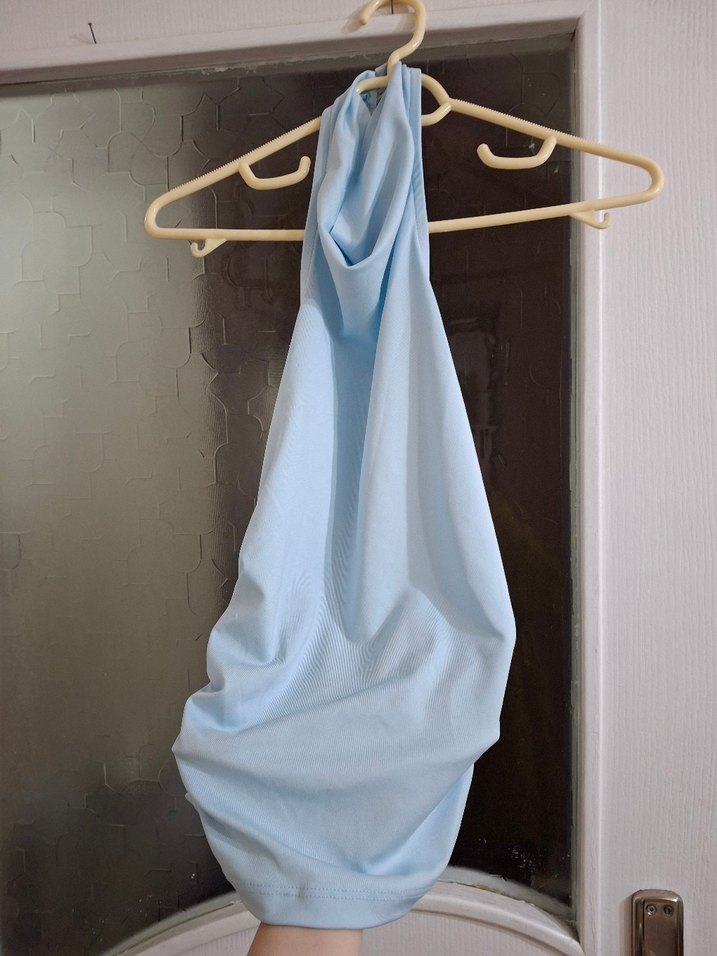 Halter Yaka Sırtı Açık Mavi Bluz - Görsel 2