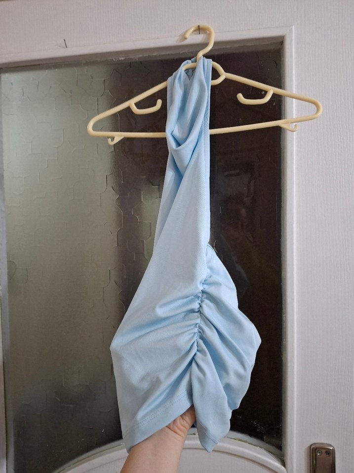 Halter Yaka Sırtı Açık Mavi Bluz - Görsel 4