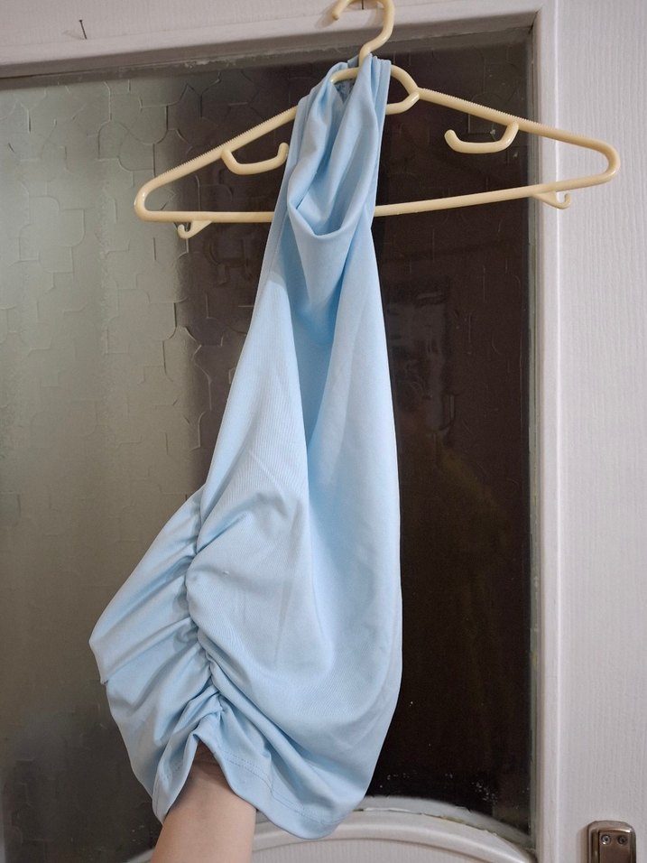 Halter Yaka Sırtı Açık Mavi Bluz - Görsel 3