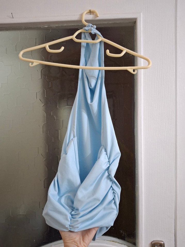 Halter Yaka Sırtı Açık Mavi Bluz - Görsel 5