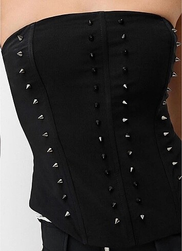 Bershka Zımbalı gothic crop