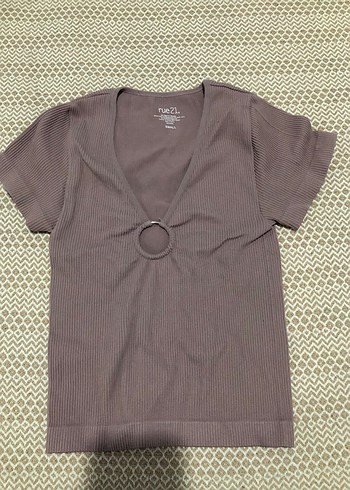 Rue V Yaka Kısa Kollu Fitted Tişört