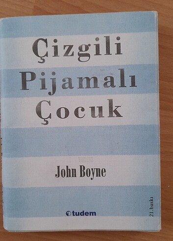 çizgili pijamalı çocuk