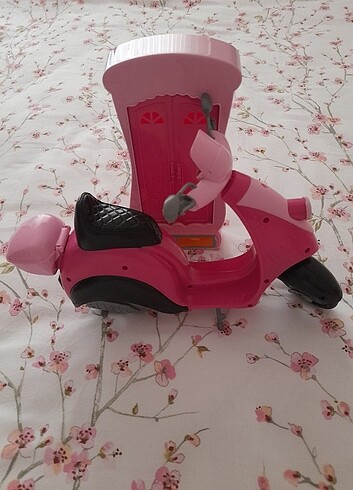 Barbie Barbienin motoru ve dolabı