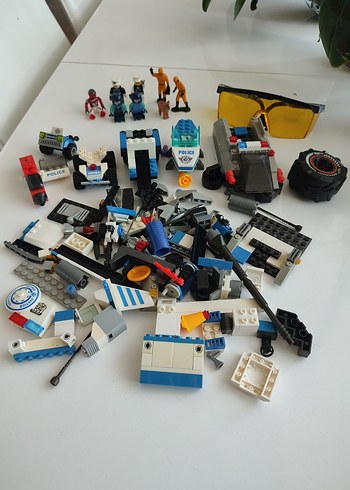 Beden Renk Mavi ve Siyah Lego Parçaları ve Figürleri