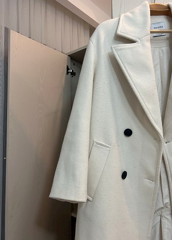 Bershka Çift Düğmeli Beyaz Kaban