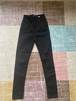 Dizleri yırtık siyah pantalon