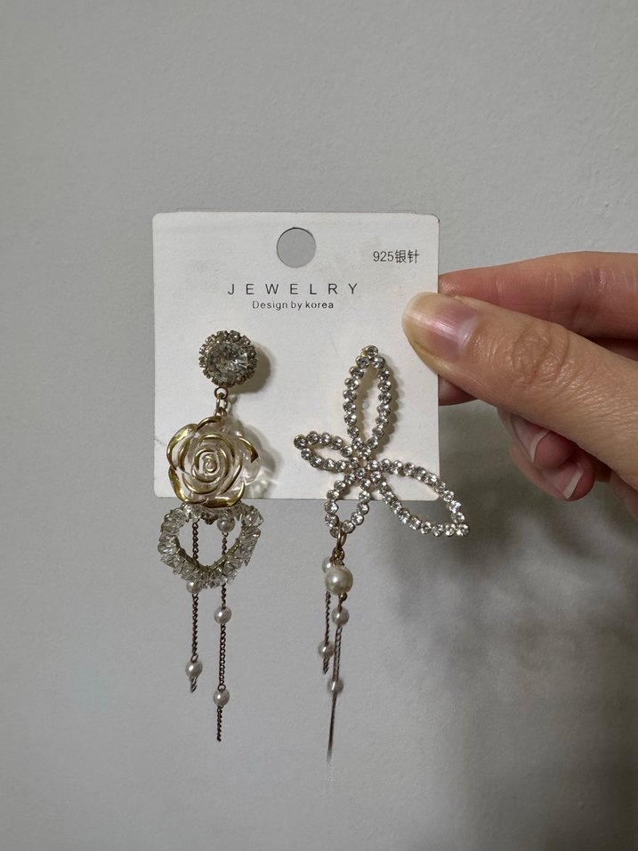 Altın Renkli Çiçek ve Kalp Figürlü Midi Küpeler - Görsel 3