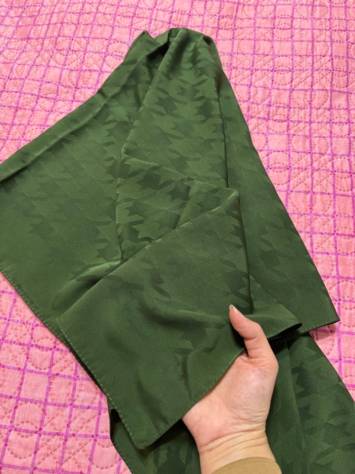 Yeşil Parlak Kadın Eşarp - Görsel 2