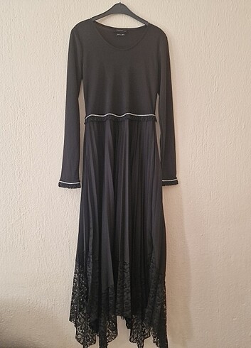 Diğer Siyah altlari dantelli rahat bir elbise