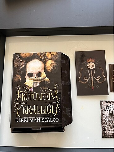 Kötülerin krallığı kutu ve hediyeler kitap roman