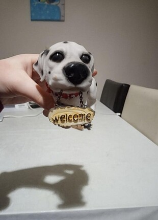 Welcome yazısı taşıyan köpek biblosu