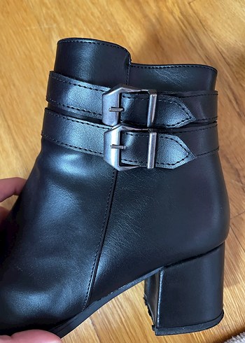 Siyah Deri Tokalı Kadın Bot - Görsel 3