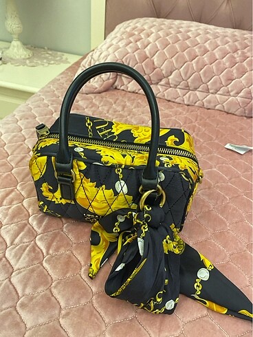 Versace canta