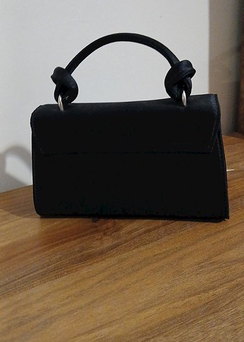 Siyah Parlak Fiyonk Detaylı Kadın Portföy Çanta - Görsel 2