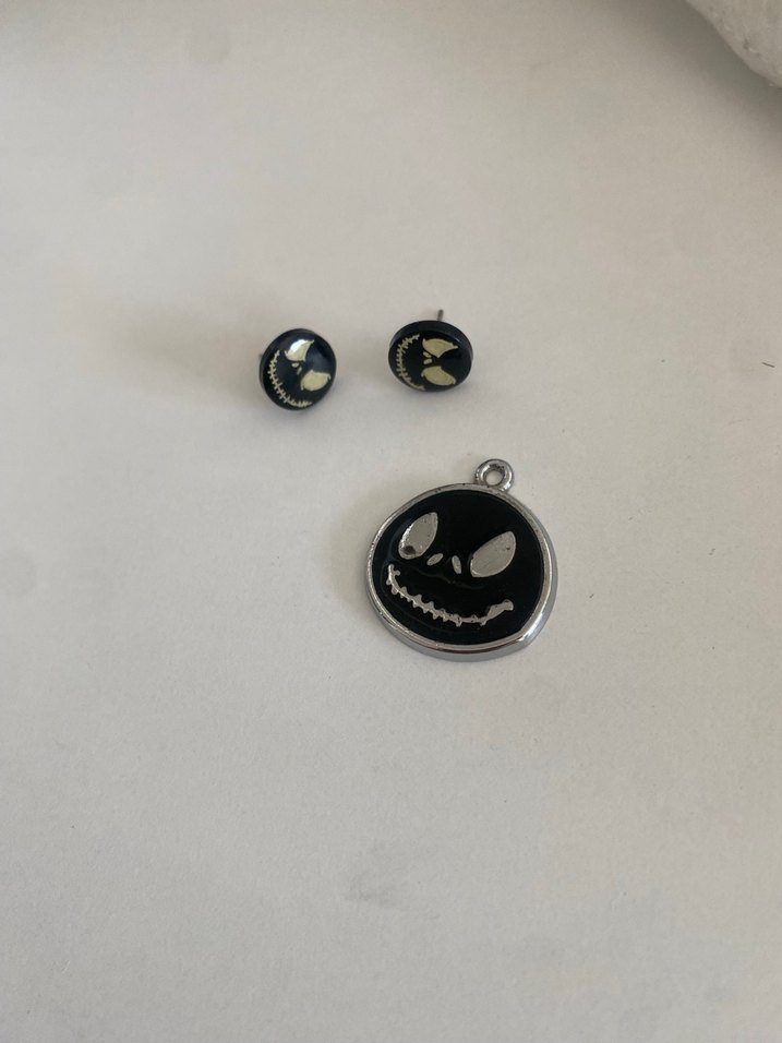 Siyah Gotik Küpeler ve Kolye Ucu - Görsel 2