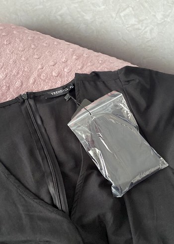 V Yaka Kısa Kollu Siyah Tulum - Görsel 3