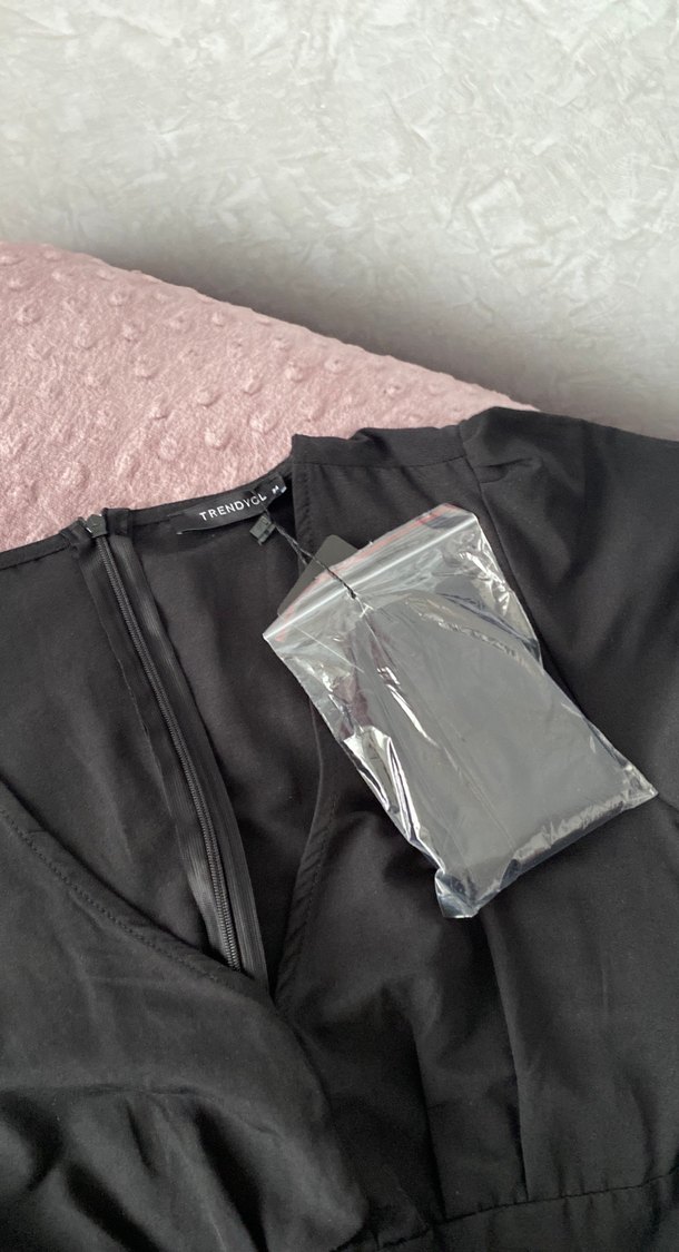 V Yaka Kısa Kollu Siyah Tulum - Görsel 3