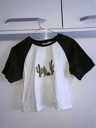 Trendyolmilla markalı haki-beyaz crop tişört