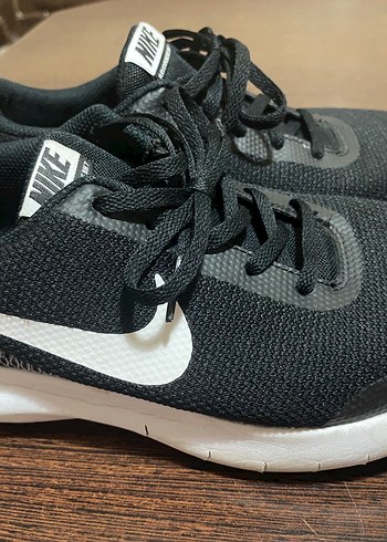 Nike Siyah Bağcıklı Kadın Spor Ayakkabı