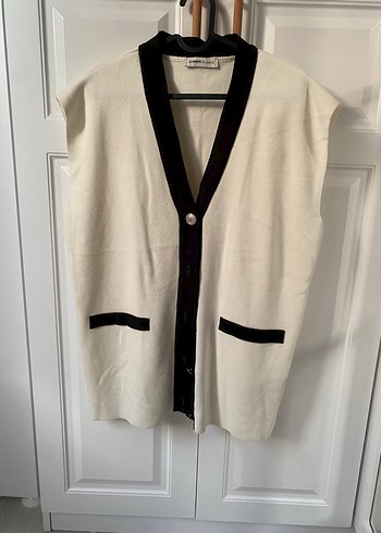 Düğmeli V Yaka Gri-Beyaz Midi Kadın Hırka - Görsel 2