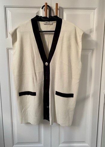 Düğmeli V Yaka Gri-Beyaz Midi Kadın Hırka - Görsel 3