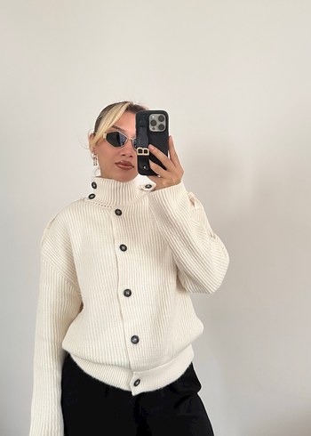 Düğmeli Beyaz Dik Yaka Hırka Kazak - Görsel 2