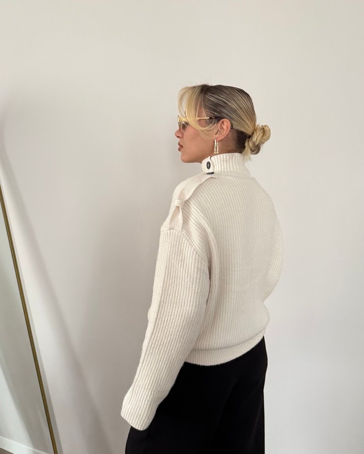 Düğmeli Beyaz Dik Yaka Hırka Kazak - Görsel 4