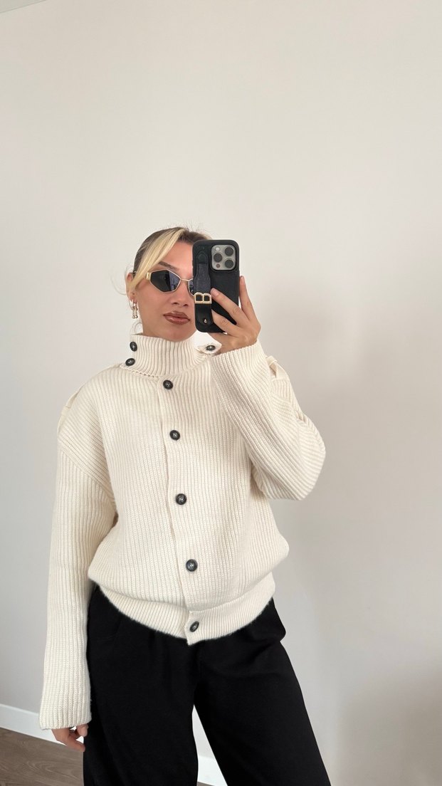 Düğmeli Beyaz Dik Yaka Hırka Kazak - Görsel 2