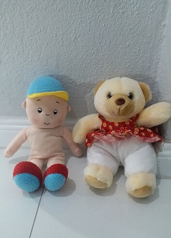 Caillou ve peluş ikisi birlikte