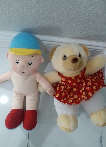 Diğer Caillou ve peluş ikisi birlikte
