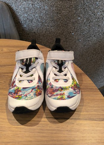 Nike Kız Çocuk Çok Renkli Bağcıklı Spor Ayakkabı 27,5 numara