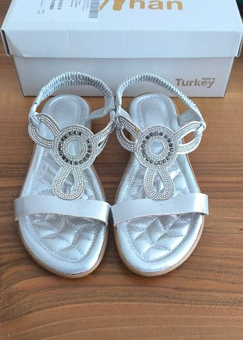 Beyaz Boncuk İşlemeli Dolgu Topuklu Kadın Sandalet