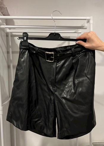 Kemerli Siyah Deri Mini Şort - Görsel 3