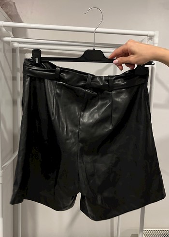 Kemerli Siyah Deri Mini Şort - Görsel 4