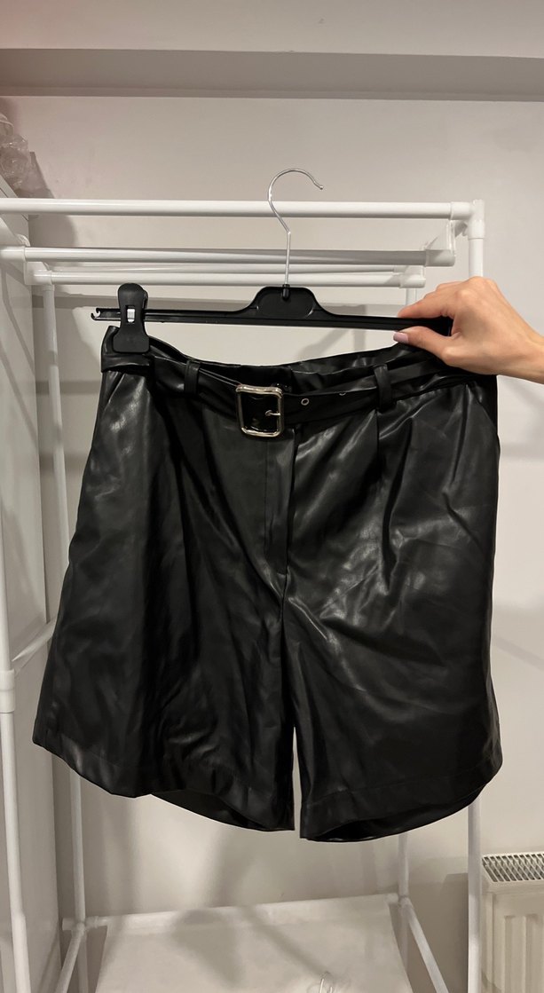 Kemerli Siyah Deri Mini Şort - Görsel 3