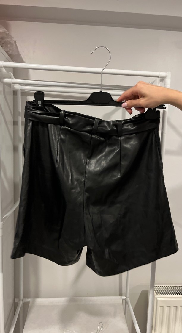 Kemerli Siyah Deri Mini Şort - Görsel 4