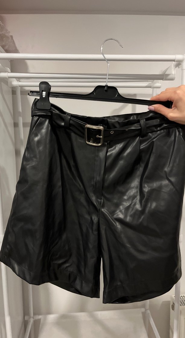 Kemerli Siyah Deri Mini Şort - Görsel 2