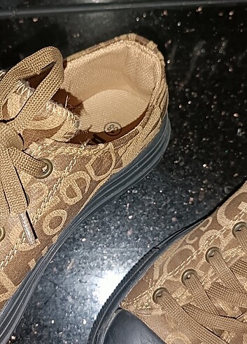 38 Beden Converse sıfır ayağa bol geldiği için gi