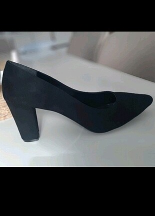 siyah süet topuklu ayakkabı