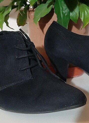 Siyah süyet topuklu ayakkabı