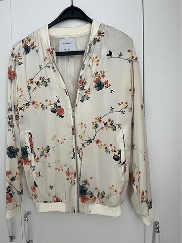 s Beden Pull bear çiçek desenli fermuarlı ince ceket