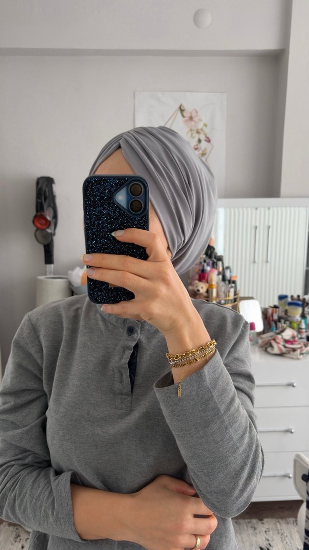 Gri büzgülü salaş tesettür bone - Görsel 3