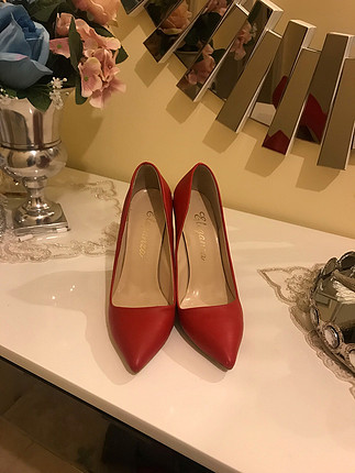 Kırmızı stiletto