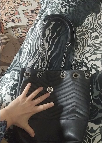 Zincir Detaylı Siyah Yılan Desenli Deri Çanta - Görsel 2