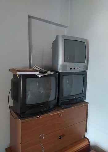 Gri Renkli Üç Eski Monitör - Görsel 2