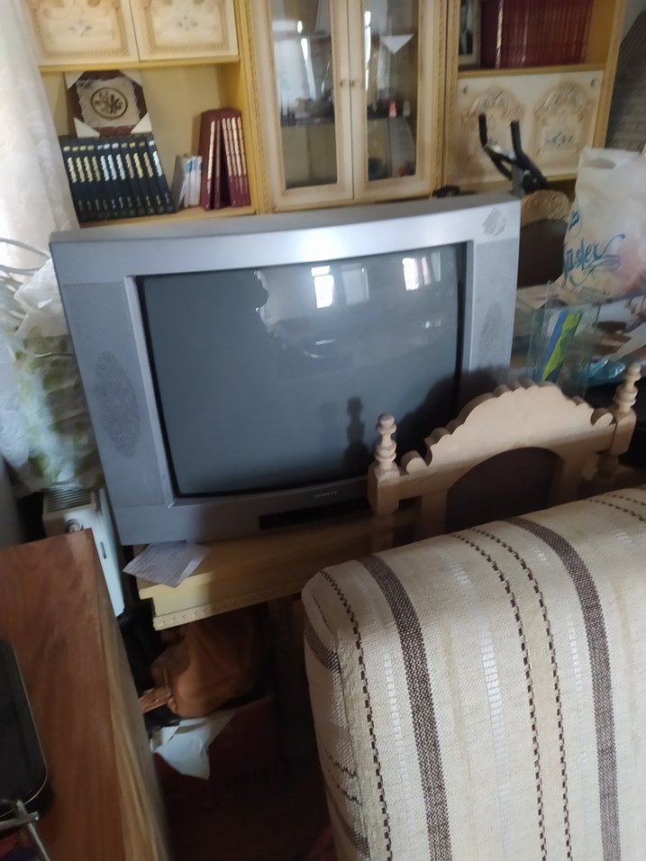 Gri Renkli Üç Eski Monitör - Görsel 3