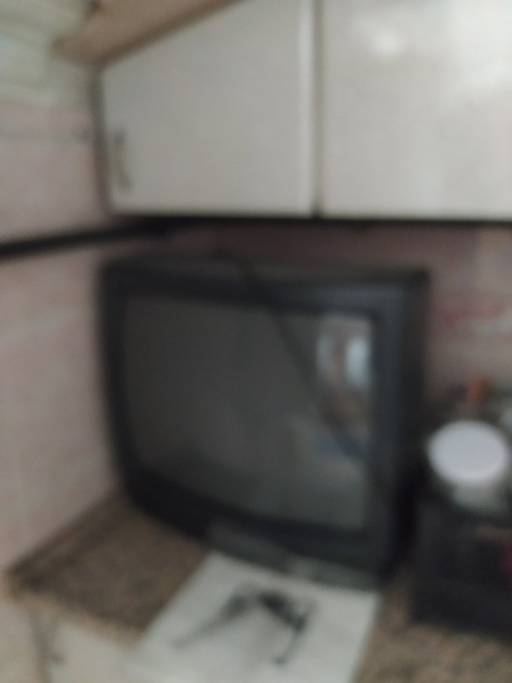 Gri Renkli Üç Eski Monitör - Görsel 4